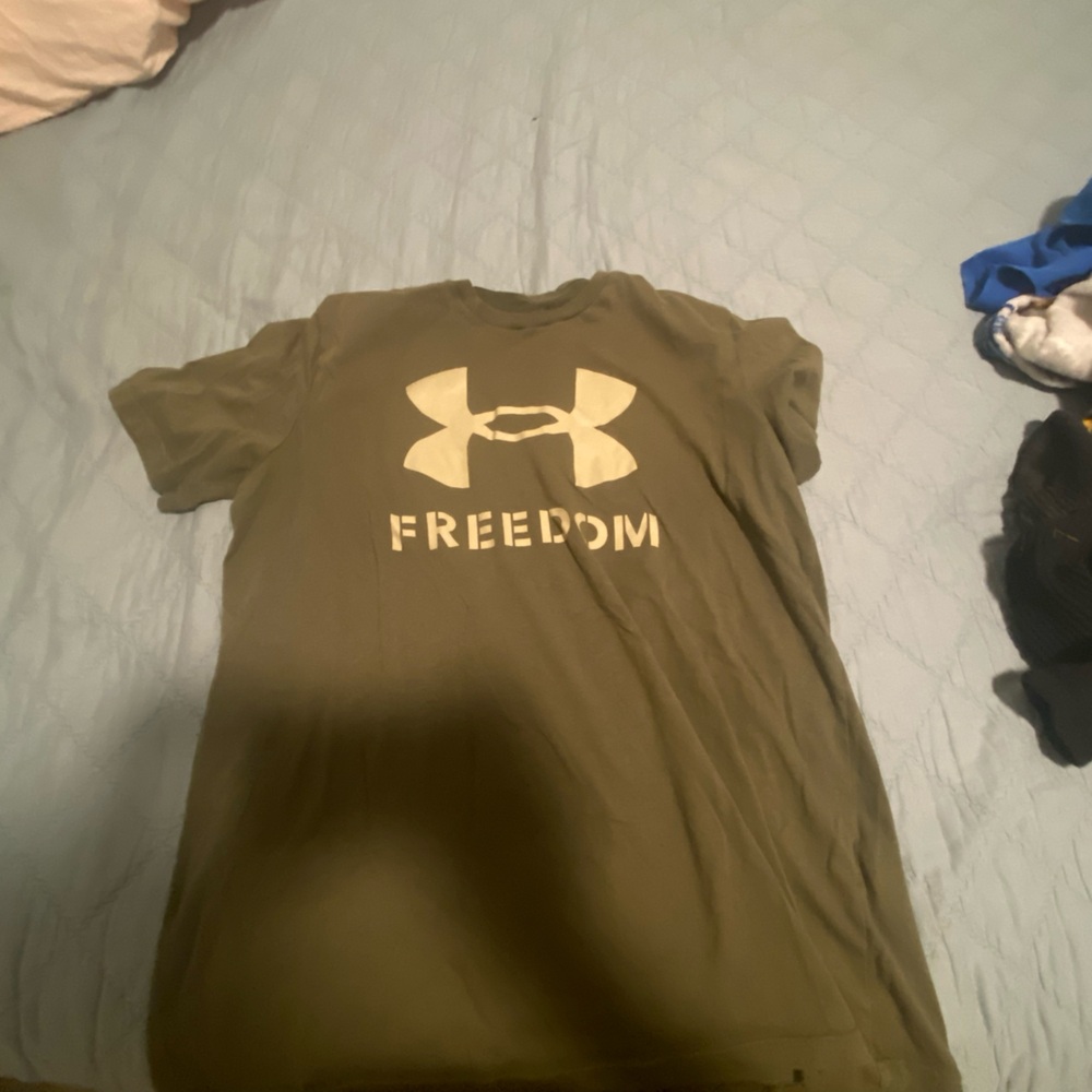 Under armor shirt size M